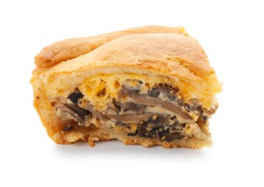 Beyaz arka planda lezzetli mantarlı turta.