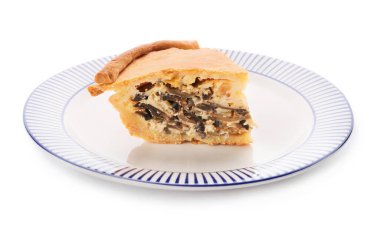 Beyaz arka planda lezzetli mantarlı turta.