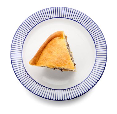 Beyaz arka planda lezzetli mantarlı turta.