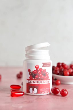 Masada bir şişe yabanmersini hapı var.