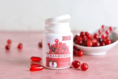 Masada bir şişe yabanmersini hapı var.