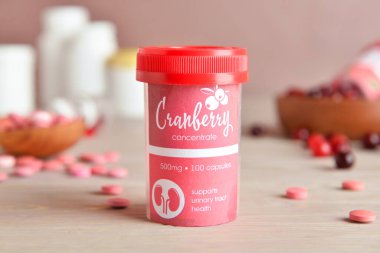 Masada bir şişe yabanmersini hapı var.