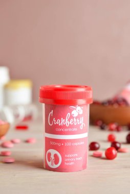 Masada bir şişe yabanmersini hapı var.