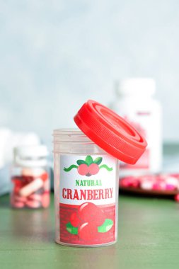 Masada bir şişe yabanmersini hapı var.