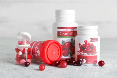 Grunge arka planında kızılcık hapları şişeleri