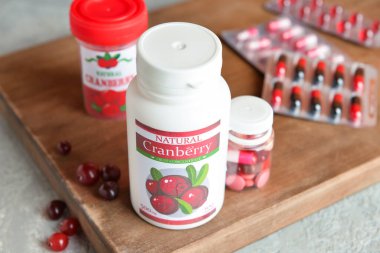 Gemide bir şişe yabanmersini hapı var.