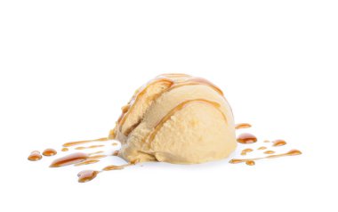 Beyaz arka planda lezzetli karamel dondurma topu.