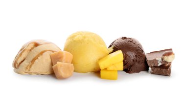 Beyaz zemin üzerinde mango, çikolata ve karamel olan lezzetli dondurma topları.