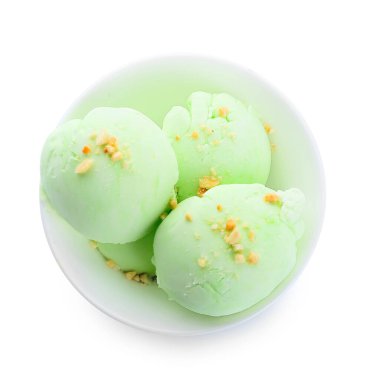 Beyaz arka planda lezzetli şam fıstıklı dondurma.