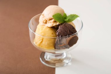 Renkli arkaplanda bir kase farklı dondurma.