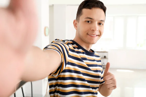 Jeune Homme Prenant Selfie Maison — Photo