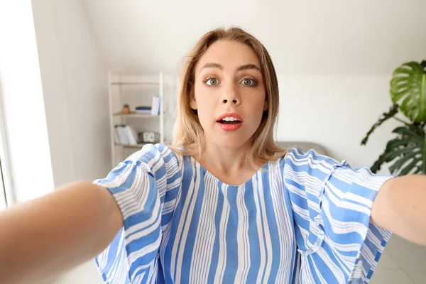Şaşırmış Genç Bir Kadın Evde Selfie Çekiyor — Stok fotoğraf