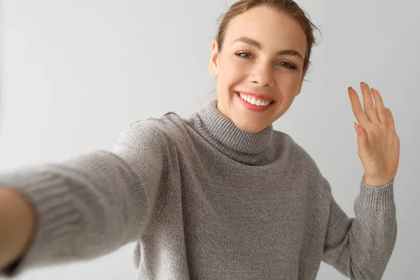 Ung Kvinna Som Tar Selfie Ljus Bakgrund — Stockfoto