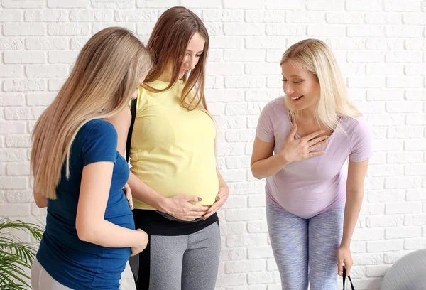 Beyaz Tuğla Duvarın Yanında Genç Hamile Kadınlar — Stok fotoğraf