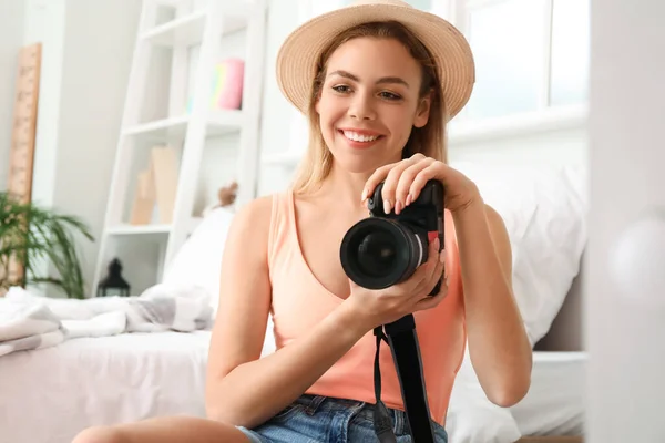 Ung Kvinna Nära Spegeln Tar Selfie Hemma — Stockfoto