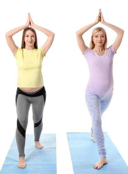 Junge Schwangere Frauen Praktizieren Yoga Auf Weißem Hintergrund — Stockfoto