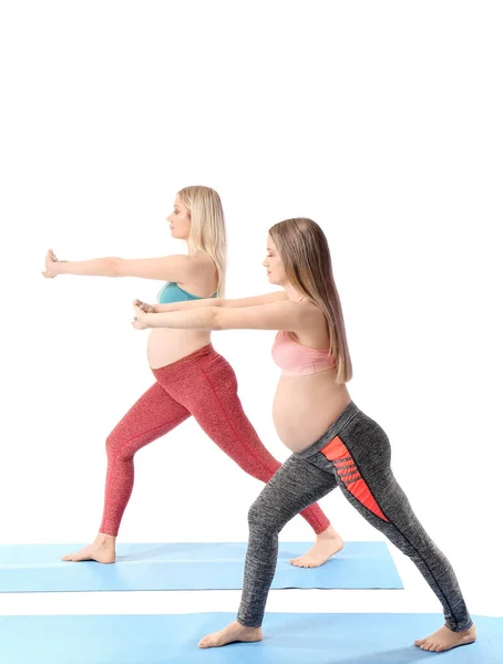 Mladé Těhotné Ženy Cvičí Jógu Bílém Pozadí — Stock fotografie