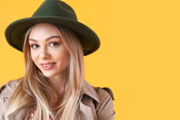Portrait Smiling Young Woman Felt Hat Yellow Background — Stock Photo, Image