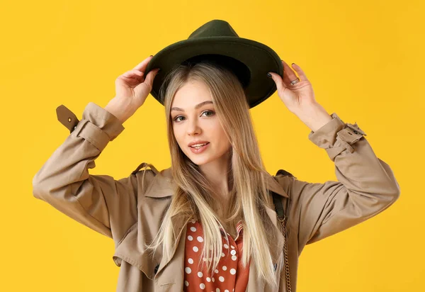 Young Beautiful Woman Stylish Felt Hat Yellow Background — Stock Photo, Image