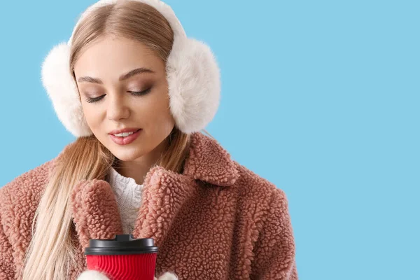 Mujer Ropa Invierno Orejeras Piel Sosteniendo Taza Papel Café Sobre —  Fotos de Stock