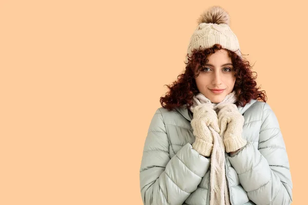 Bevroren Vrouw Winter Kleding Gebreide Hoed Kleur Achtergrond — Stockfoto