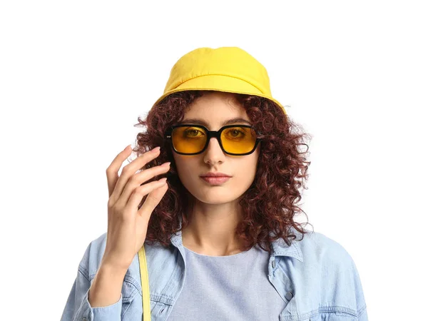 Kobieta Stylowych Okularach Przeciwsłonecznych Noszących Wiadro Kapelusz Białym Tle — Zdjęcie stockowe