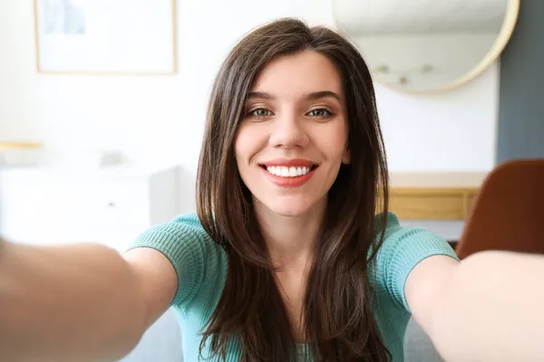 Vacker Ung Kvinna Som Tar Selfie Hemma — Stockfoto