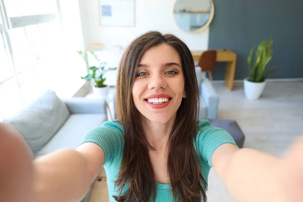 Vacker Ung Kvinna Som Tar Selfie Hemma — Stockfoto