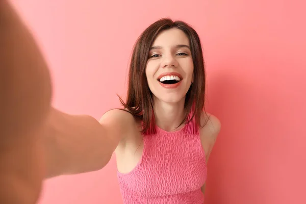 Elegante Joven Mujer Tomando Selfie Sobre Fondo Color — Foto de Stock