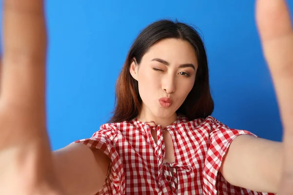 Κομψή Νεαρή Ασιάτισσα Γυναίκα Που Παίρνει Selfie Στο Φόντο Χρώμα — Φωτογραφία Αρχείου