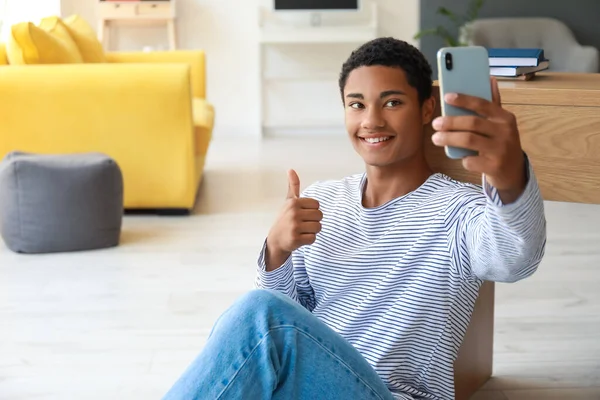 Χαρούμενο Αφροαμερικανό Έφηβο Αγόρι Που Βγάζει Selfie Στο Σπίτι — Φωτογραφία Αρχείου