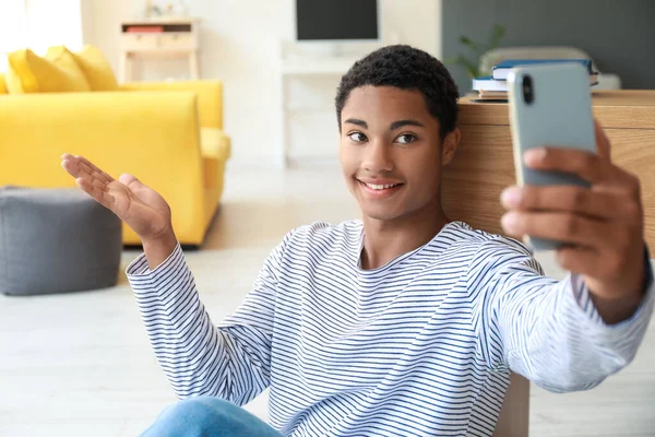 Χαρούμενο Αφροαμερικανό Έφηβο Αγόρι Που Βγάζει Selfie Στο Σπίτι — Φωτογραφία Αρχείου