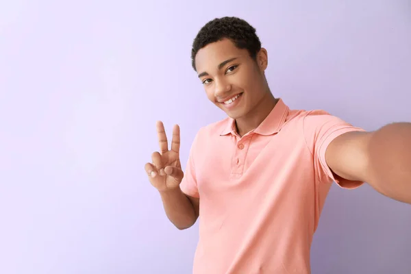 Feliz Menino Adolescente Afro Americano Tomando Selfie Fundo Cor — Fotografia de Stock