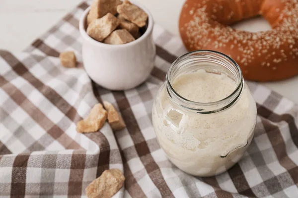 Masada taze ekşi mayalı cam kavanoz