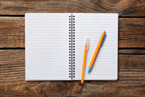 Ноутбук Ручки Деревянном Фоне — стоковое фото
