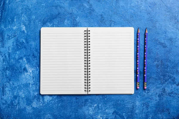 Ноутбук Карандаши Цветном Фоне — стоковое фото