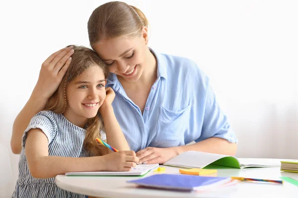 Niña Con Madre Haciendo Clases Casa — Foto de Stock