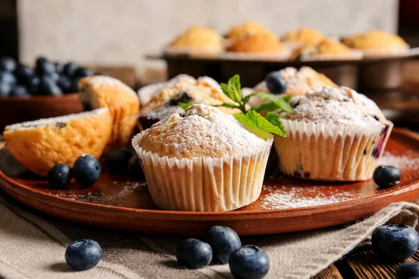 Lezzetli blueberry muffins masada, closeup ile plaka