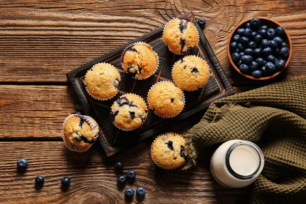 Lezzetli yaban mersinli kek, böğürtlen ve sütle ahşap zemin üzerinde kompozisyon