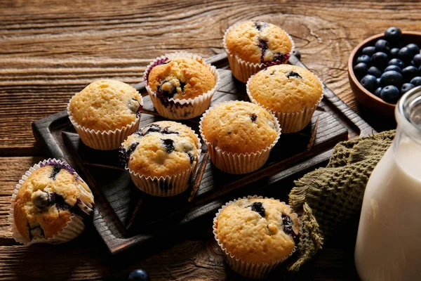 Ahşap arka planda lezzetli yaban mersinli çörekler.