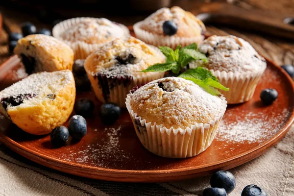 Lezzetli blueberry muffins masada, closeup ile plaka