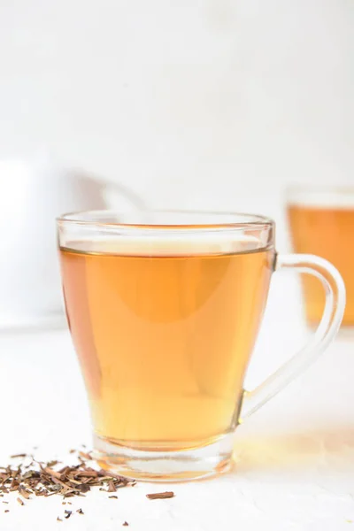 白を基調としたおいしいほうじ茶のグラスカップ — ストック写真