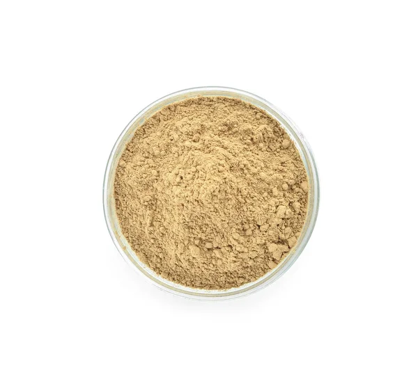 Beyaz arka planda hojicha pudrası olan kase