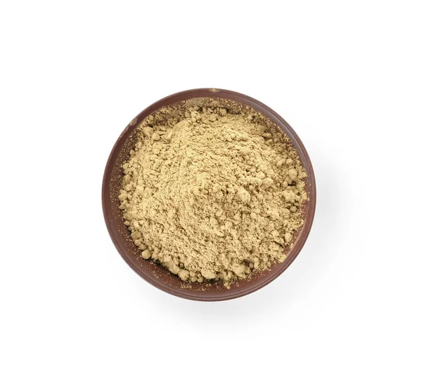 Beyaz arka planda hojicha pudrası olan kase