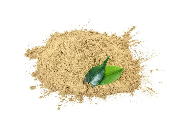 Beyaz arkaplanda hojicha tozu yığını