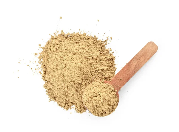 Beyaz zemin üzerinde hojicha tozu olan yığın ve kaşık.