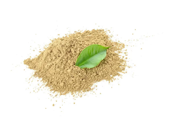 Beyaz arkaplanda hojicha tozu yığını