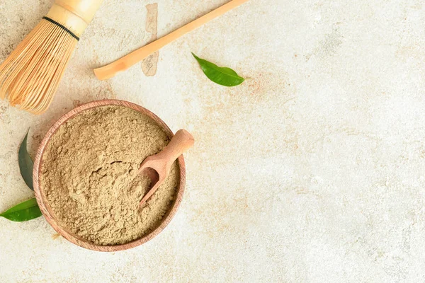 Arka planda bir kase hojicha tozu.