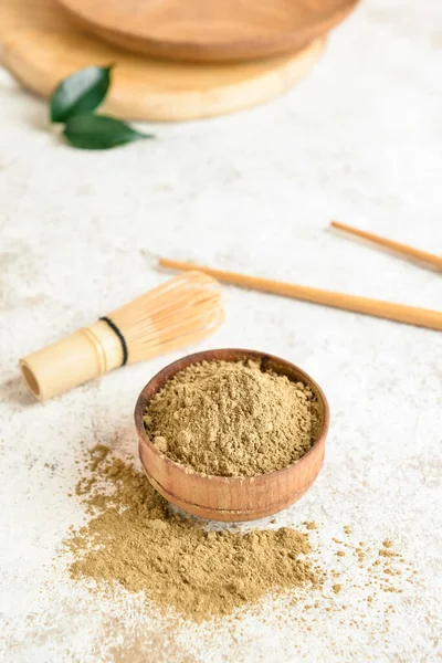 Açık arkaplanda hojicha pudrası olan kase