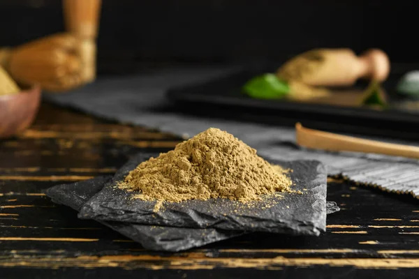 Masaya hojicha tozu yığını.